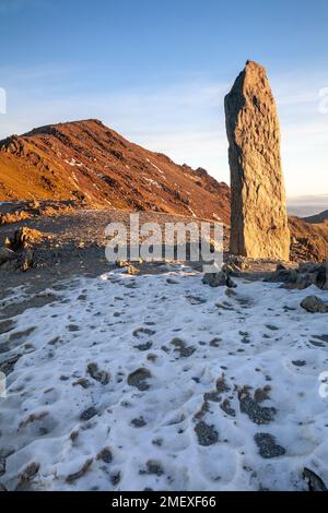 Marker stone on the Miners Path, Snowdon, Wales Stock Photo