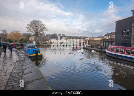 Leeds & Liverpool canal at Skipton looking across to the Springs branch of the canal ( a dead end leading towards the Castle). Stock Photo