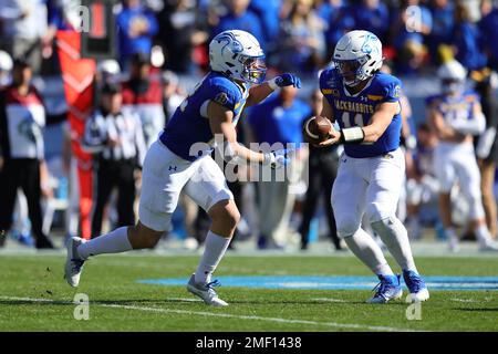 South Dakota State Jackrabbits quarterback Mark Gronowski (11) hands the ball off to running back Isaiah Davis (22) in the first quarter of the  2023 Stock Photo