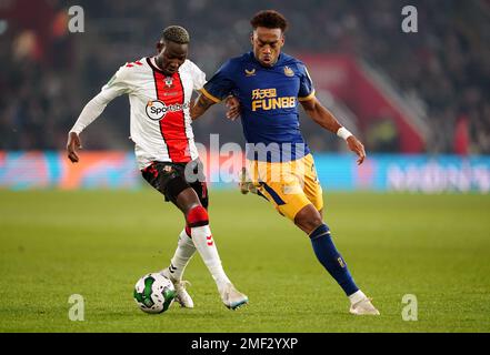 Southampton's Moussa Djenepo and Newcastle United's Joe Willock (right) battle for the ball during the Carabao Cup semi-final first leg match at St. Mary's Stadium, Southampton. Picture date: Tuesday January 24, 2023. Stock Photo