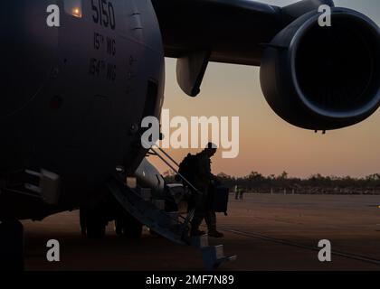 A U.S. Air Force Airman disembarks from a C-17 Globemaster III at Royal Australian Air Force Base Tindal, Northern Territory, Australia on Aug. 18, 2022. Airmen routinely work alongside international Allies and partners to continuously build and strengthen interoperability and maintain a free and open Indo-Pacific. Stock Photo