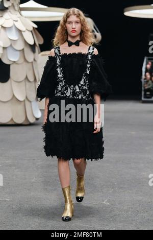 Paris, France. 24th Jan, 2023. CHANEL Haute Couture Spring-Summer 2023 Runway during Haute Couture Week on January 2023 - Paris, France 24/01/2023 Credit: dpa/Alamy Live News Stock Photo