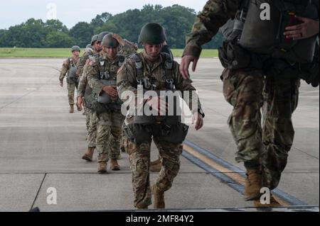 Static Line Jumpmaster Command Screening Checklist Members of Jumpmaster School Class 007-22 prepare for a static line ...