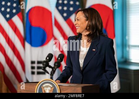 Reportage: Vice President Kamala Harris greets South Korean President Moon Jae-in Friday, May 21, 2021 Stock Photo