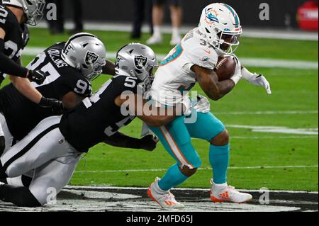 Las Vegas Raiders middle linebacker Raekwon McMillan (54) and Las Vegas  Raiders quarterback Nat …