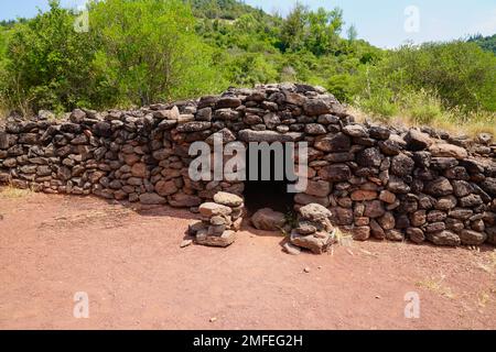 Red coast lake deposits clay sediments and stone hut on Lake Salagou in southern France Stock Photo