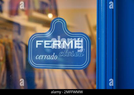 vintage shop sign ferme in french and cerrado in spanish text means english shop closed Stock Photo
