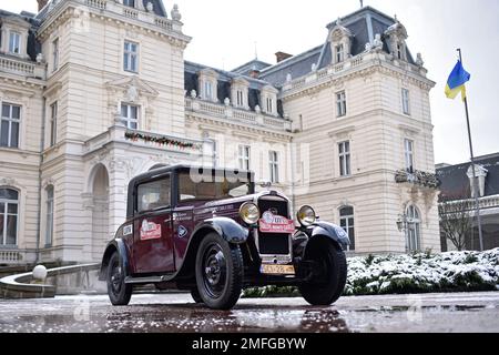 Non Exclusive: LVIV, UKRAINE - JANUARY 21, 2023 - A Ukrainian-Polish crew set off from Lviv to Monte Carlo on a vintage car to take part in the openin Stock Photo