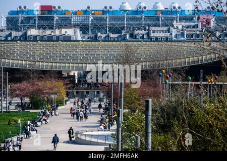 Paris (France): from the “allee Baltard “ alley, overview of the garden “jardin de la Canopee”, “jardin Nelson Mandela”, the “forum des Halles” shoppi Stock Photo