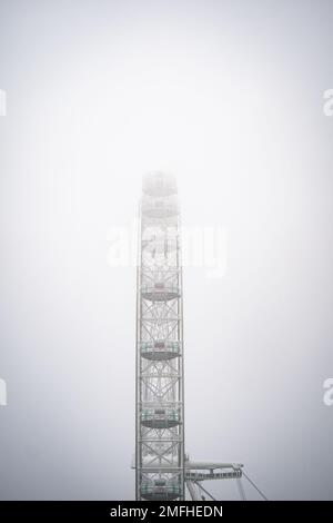 Fog surrounds the lastminute.com London Eye, on the South Bank of the River Thames in London. Picture date: Wednesday January 25, 2023. Stock Photo