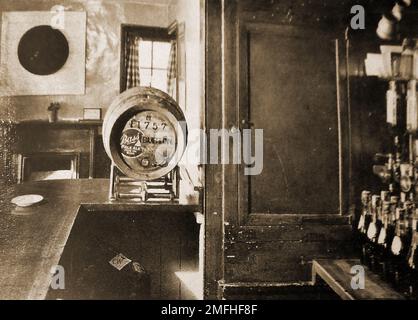British pubs inns & taverns - A circa 1940 old photograph of  the bar at the Rose and Crown at Tewin with the slate (right). where debts were listed from trusted customers who would pay for their drinks  at a later time. Stock Photo