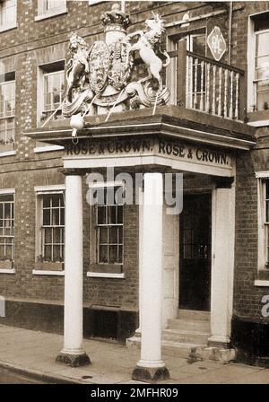 British pubs inns & taverns - A circa 1940 old photograph of the porch of the Rose and Crown at Tonbridge where the Master of  the Skinners Company would  once acknowledged greetings from  Tonbridge school children. Stock Photo