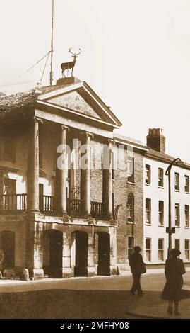 British pubs inns & taverns - A circa 1940 old photograph of The (Mercure) White Hart at Salisbury with its flamboyant portico Stock Photo