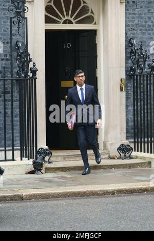 Downing St, London, UK. 25th Jan, 2023. Rishi Sunak, Prime Minister leaves Downing Street for Prime Ministers Questions in the House of Commons. There have been calls for Nadhim Zahawi, Minișter without Portfolio and Chairman of the Conservative Party, to be sacked over irregularities with his tax affairs, and this will doubtless be discussed. Credit: Bridget Catterall/Alamy Live News Stock Photo