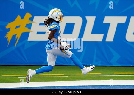 Photo: Chiefs Byron Pringle Avoids Chargers Tevaughn Campbell