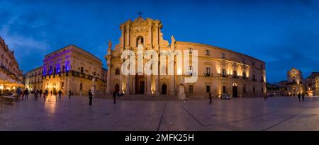 Panoramic view of the square Piazza Duomo and the Cathedral of Syracuse, Duomo di Siracusa in the Late Baroque town, at night. Stock Photo