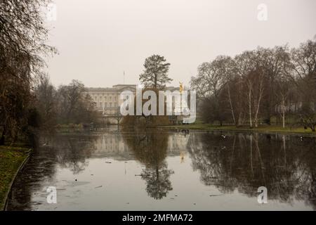 London, UK. 25th Jan, 2023. UK weather, misty morning in St James Park London Credit: Ian Davidson/Alamy Live News Stock Photo