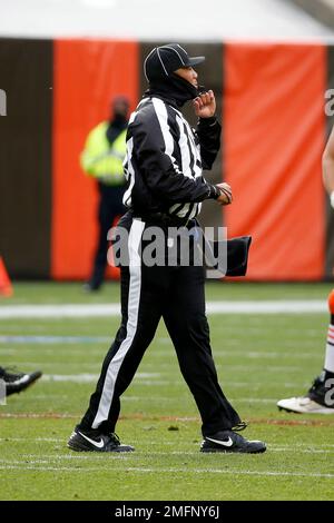 Umpire Terry Killens Jr. (77) works during the first half of an NFL ...