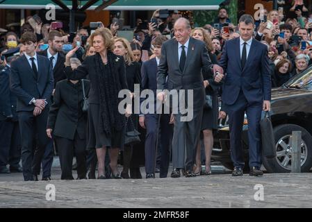 Athens, Greece. 16th January 2023. Queen Sofia of Spain and King Juan Carlos of Spain arrive for the funeral of the former King Constantine II of Greece at the Metropolitan Cathedral of Athens. Credit: Nicolas Koutsokostas/Alamy Stock Photo. Stock Photo