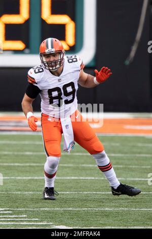 Cleveland Browns tight end Stephen Carlson catches a pass against  linebacker Christian Kirksey at the team's NFL football training facility  in Berea, Ohio, Tuesday, June 4, 2019. (AP Photo/Ron Schwane Stock Photo 