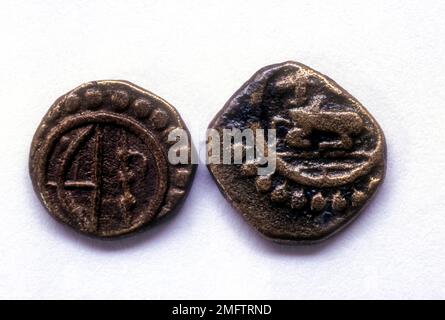 1, 17th Century Copper coin, Venadu Chera, Travancore Thira Kasu, Rev, Ankusa, Bow and Arrow, Weight 1, 070 gram (left) 2, Obv, Bull (Rishabha) Stock Photo