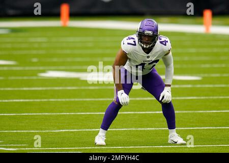 Houston Texans middle linebacker Hardy Nickerson warms up before