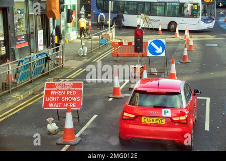 Glasgow, Scotland, UK 25tht January, 2023. UK Weather:   Dry saw a change from the recent inclement weather as people took back the streets in the city .Roadworks throughout the city as budgets are used uo before april creating misery om dumbarton road im partick.  Credit Gerard Ferry/Alamy Live News Stock Photo