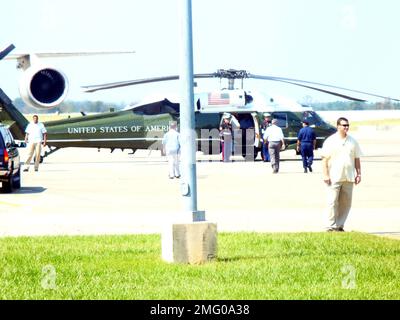 . CAPT David Callahan (CO ATC Mobile) saying goodbye to President Bush near Marine 1 on ATC ramp. Hurricane Katrina Stock Photo