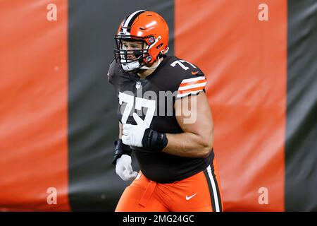 Cleveland Browns offensive guard Wyatt Teller (77) plays in the first half  of an NFL football game against the Cincinnati Bengals, Sunday, Jan. 9,  2022, in Cleveland. (AP Photo/Nick Cammett Stock Photo - Alamy