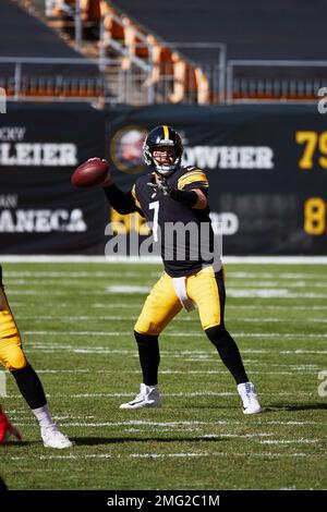 Pittsburgh Steelers. Silhouette of professional american football player.  Logo of NFL club in background, edit space. Stock Photo