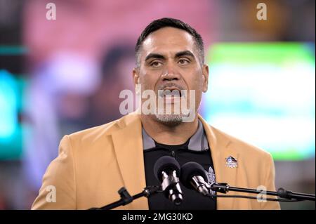 New York Jets center Kevin Mawae watches from sidelines wearing Reebok  Sharktooth cap against the Oakland Raiders. The Jets defeated the Raiders,  27-24, in overtime at Network Associates Coliseum in Oakland, Calif.