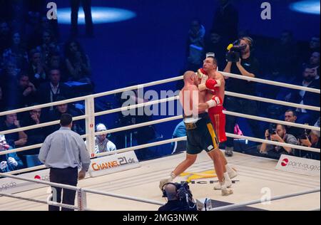 28-11-2015 Dusseldorf, Germany. Tyson Fury throws a left uppercut and Klitschko misses Fury with a left. Stock Photo