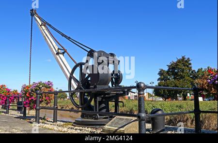 Historic dockside 19th century crane on the river Parrett, Bridgwater, Sedgemoor, Somerset, South West England, England, UK, TA5 2AP Stock Photo