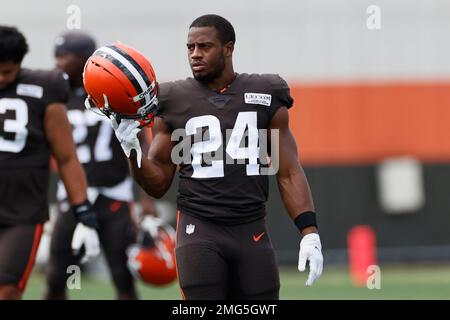 Cleveland Browns running back Nick Chubb (24) rushes for yardage during the  second half of an N …