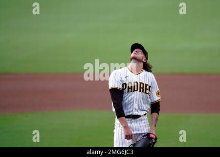 Chicago White Sox third baseman Yoan Moncada throws to first during a  baseball game against the Texas Rangers, Thursday, Aug. 4, 2022, in  Arlington, Texas. (AP Photo/Tony Gutierrez Stock Photo - Alamy