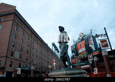Babe Ruth statue in Baltimore, Maryland - Students