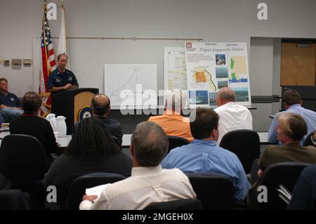 Congressional Delegation Oversight Visit - 26-HK-7-38. CAPT David Callahan (CO ATC Mobile) briefing CODEL indoors. Hurricane Katrina Stock Photo