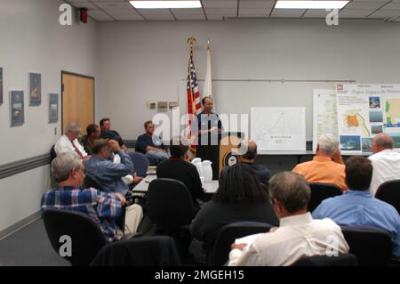 Congressional Delegation Oversight Visit - 26-HK-7-36. CAPT David Callahan (CO ATC Mobile) briefing CODEL indoors. Hurricane Katrina Stock Photo