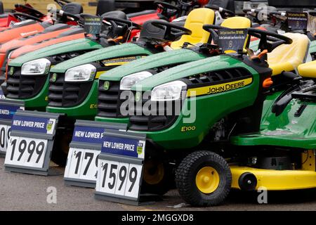 Tractors lowes best sale