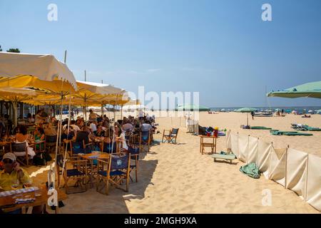 Arcachon (south-western France): tourists and vacationers on the terrace of the beach club “Club plage Pereire” Stock Photo