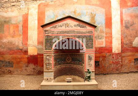 Haus des kleinen Brunnen, Pompeji, antike Stadt in Kampanien am Golf von Neapel, beim Ausbruch des Vesuvs im Jahr 79 n. Chr. verschüttet, Italien Stock Photo