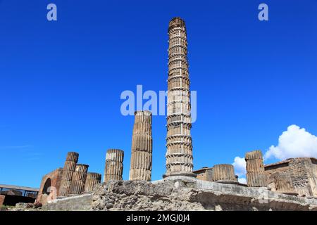 Tempio di giove, Der Tempel des Jupiter, Capitolium oder Tempel der Kapitolinischen Triade, Pompeji, antike Stadt in Kampanien am Golf von Neapel, bei Stock Photo