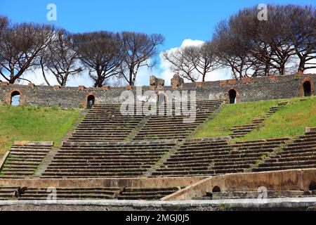Das Theater, Pompeji, antike Stadt in Kampanien am Golf von Neapel, beim Ausbruch des Vesuvs im Jahr 79 n. Chr. verschüttet, Italien Stock Photo
