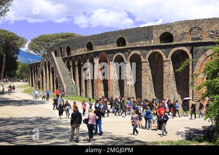 Das Theater, Pompeji, antike Stadt in Kampanien am Golf von Neapel, beim Ausbruch des Vesuvs im Jahr 79 n. Chr. verschüttet, Italien Stock Photo