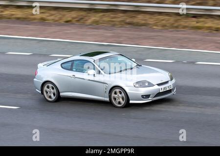 2006 Silver HYUNDAI COUPE SE 1975cc 4 speed automatic;  travelling on the M61 motorway, UK Stock Photo