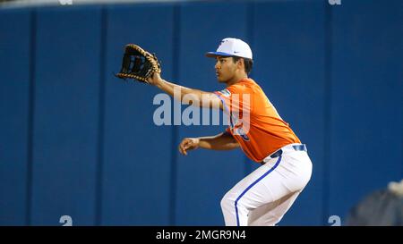 Florida first baseman Kendrick Calilao (6) leads off base during