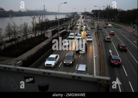 Warsaw, Poland. 25th Jan, 2023. Traffic is seen on Kosciuszki street along the Vistula river in Warsaw, Poland on 26 January, 2022. More than 500 ideas have been submitted by citizens for the yearly participatory budget of the city of Warsaw. Every year since 2015 citizens are offered the opportunity to hand in proposals for projects as long as they are supported by at least 20 other inhabitants. (Photo by Jaap Arriens/Sipa USA) Credit: Sipa USA/Alamy Live News Stock Photo