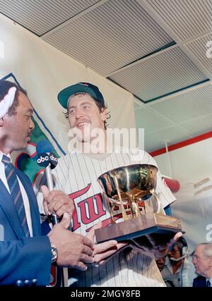 Minnesota Twins pitcher Frank Viola (16) speaks with Twins Gary