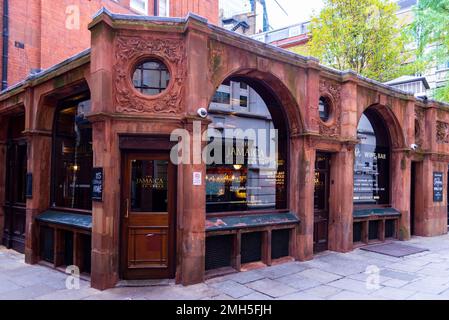 The Jamaica Wine House in St Michael's Alley, Cornhill, City of London, UK. London’s first ever coffee house opened here in 1652 Stock Photo