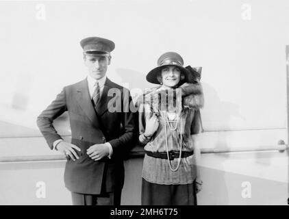 LORD LOUIS MOUNTBATTEN with wife Edwina and Mahatma Gandhi in India in ...